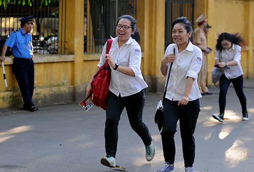 Nghe tiếng trống b&aacute;o hiệu sắp đ&oacute;ng cổng trường, một số th&iacute; sinh vội v&agrave;ng chạy v&agrave;o cho kịp.