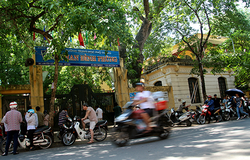 Từ 7h s&aacute;ng sau khi đ&oacute;ng cổng trường, vẫn c&ograve;n nhiều phụ huynh n&aacute;n lại để chờ đợi.