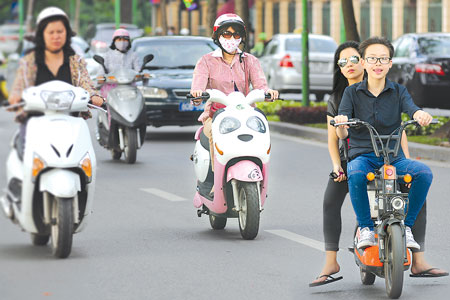 Nhiều xe m&aacute;y điện kh&ocirc;ng biển vẫn lưu h&agrave;nh trong ng&agrave;y 1/6, trong khi việc ph&acirc;n biệt xe m&aacute;y điện v&agrave; xe đạp điện rất kh&oacute; khănẢnh: L&atilde; Anh