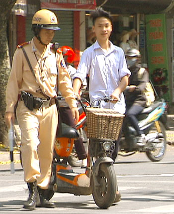 S&aacute;ng 1/6, CSGT mới chỉ nhắc nhở chứ chưa xử phạt xe m&aacute;y điện kh&ocirc;ng biển số 