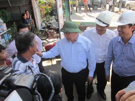 Ph&oacute; Thủ tướng Nguyễn Xu&acirc;n Ph&uacute;c v&agrave; Thứ trưởng Bộ GTVT L&ecirc; Đ&igrave;nh Thọ đến thăm hỏi v&agrave; động vi&ecirc;n gia đ&igrave;nh l&atilde;o th&agrave;nh C&aacute;ch mạng bị ảnh hưởng bởi Dự &aacute;n mở rộng QL1, y&ecirc;u cầu địa phương vận dụng cơ chế ch&iacute;nh s&aacute;ch để bồi thường ph&ugrave; hợp, đồng thời vận động gia đ&igrave;nh sớm b&agrave;n giao mặt bằng