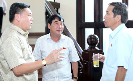 C&aacute;c đại biểu trao đổi b&ecirc;n lề h&agrave;nh lang Quốc hội chiều 3/6