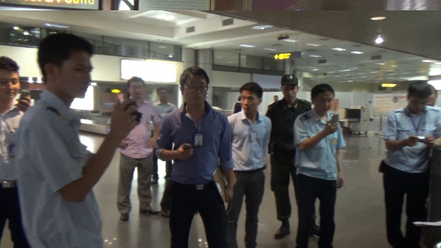 Kiểm tra trực quan 4 kiện h&agrave;nh l&yacute; thất lạc h&ocirc;m 29/5 c&oacute; rất nhiều lực lượng tham gia, trong đ&oacute; nh&acirc;n vi&ecirc;n hải quan cũng đứng b&ecirc;n ngo&agrave;i quan s&aacute;t