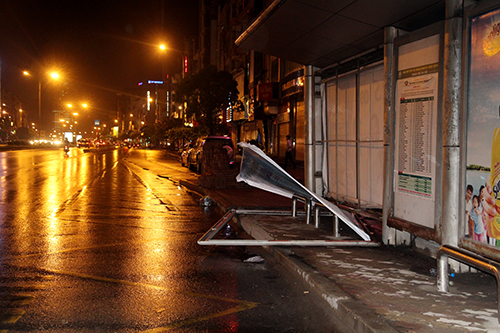 Tấm bảng ở một bến xe bu&yacute;t cũng kh&ocirc;ng thể chịu được sức mạnh của cơn mưa b&atilde;o n&ecirc;n đ&agrave;nh đổ xuống.