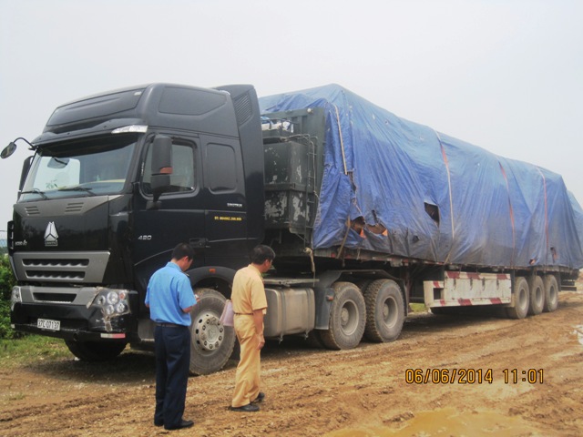 Lực lượng chức năng đang kiểm tra xe chở gỗ vừa bị bắt giữ