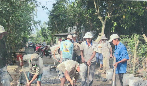 Người d&acirc;n Đồng Th&aacute;p đ&oacute;ng g&oacute;p c&ocirc;ng sức x&acirc;y dựng đường n&ocirc;ng th&ocirc;n