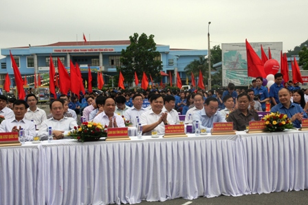 c&aacute;c vị đại biểu tham dự lễ ph&aacute;t động