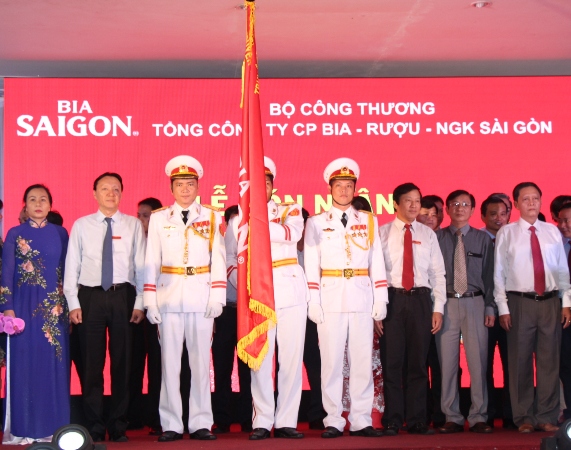 Ban l&atilde;nh đạo SABECO đại diện cho đơn vị vinh dự đ&oacute;n nhận Hu&acirc;n chương Độc lập Hạng Nhất