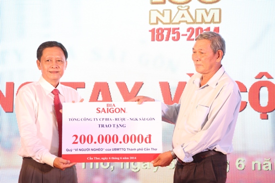 Chủ tịch C&ocirc;ng đo&agrave;n SABECO Chung Tr&iacute; Dũng trao tiền ủng hộ người ngh&egrave;o Cần Thơ