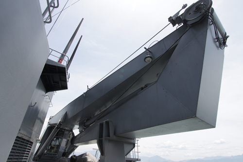 Cần cẩu n&acirc;ng h&agrave;ng chục tấn h&agrave;ng tr&ecirc;n t&agrave;u