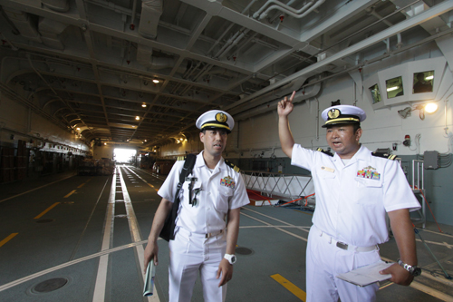 Sĩ quan hướng dẫn Nozaki giới thiệu khoang t&agrave;u, nơi chứa xe tăng hoặc 1.400 tấn h&agrave;ng h&oacute;a