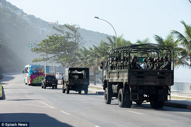 Xe cảnh s&aacute;t theo sau xe bus chở ĐT Anh