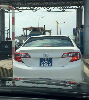 Chiếc Camry biển tứ qu&yacute; ch&iacute;n xuất hiện ở một trạm thu ph&iacute; tr&ecirc;n quốc lộ. Ảnh: T.P.