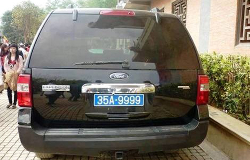 C&ugrave;ng thời điểm, chiếc Ford Expedition cũng gắn biển tương tự. Ảnh: T.P.