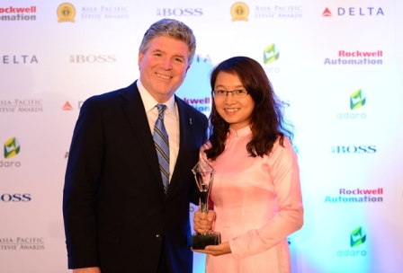 &Ocirc;ng Michael Gallagher, chủ tịch, người s&aacute;ng lập Giải thưởng Stevie Awards trao giải cho đại diện Viettel tại Lễ trao giải Stevie ch&acirc;u &Aacute; &ndash; Th&aacute;i B&igrave;nh Dương 2014.
