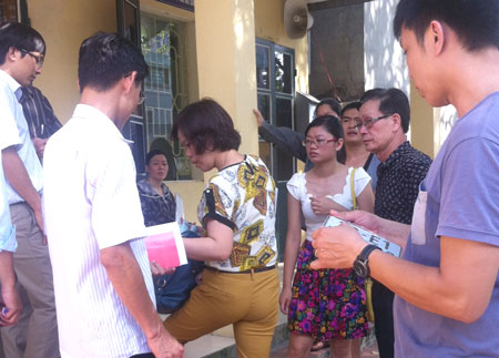 &ldquo;C&ograve;&rdquo; V. (  ) đang giao dịch với kh&aacute;ch tại điểm đăng k&yacute; Đống Đa, H&agrave; Nội