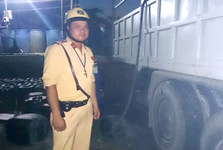 Chiếc &ocirc; t&ocirc; chở ax&iacute;t bị lực lượng chức năng bắt giữ