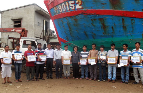 Nguy&ecirc;n Ph&oacute; Chủ tịch nước Trương Mỹ Hoa tặng qu&agrave; cho chủ t&agrave;u v&agrave; 10 ngư d&acirc;n t&agrave;u ĐNa 90152 TS bị t&agrave;u Trung Quốc đ&acirc;m ch&igrave;m ng&agrave;y 26/5 vừa qua