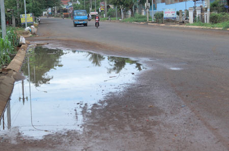 Khi mưa về l&agrave; nước kh&ocirc;ng c&oacute; d&ograve;ng chảy, tr&agrave;n hết v&agrave;o nh&agrave; d&acirc;n