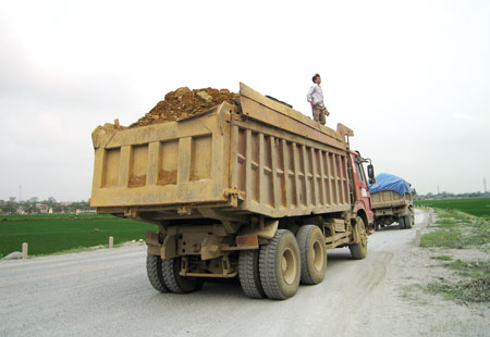 Kh&ocirc;ng quản l&yacute; th&ugrave;ng h&agrave;ng từ gốc, sẽ kh&oacute; khăn trong việc xử l&yacute; vi phạm chở qu&aacute; tải