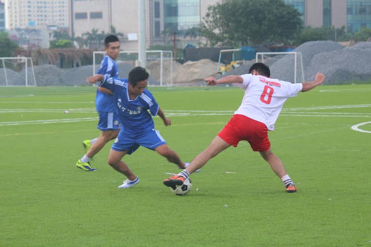 Pha tranh b&oacute;ng giữa cầu thủ B&aacute;o Giao th&ocirc;ng v&agrave; PMU 2