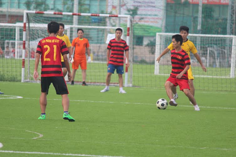 Văn Ph&ograve;ng Bộ GTVT (&aacute;o sọc) vượt qua CIENCO 4