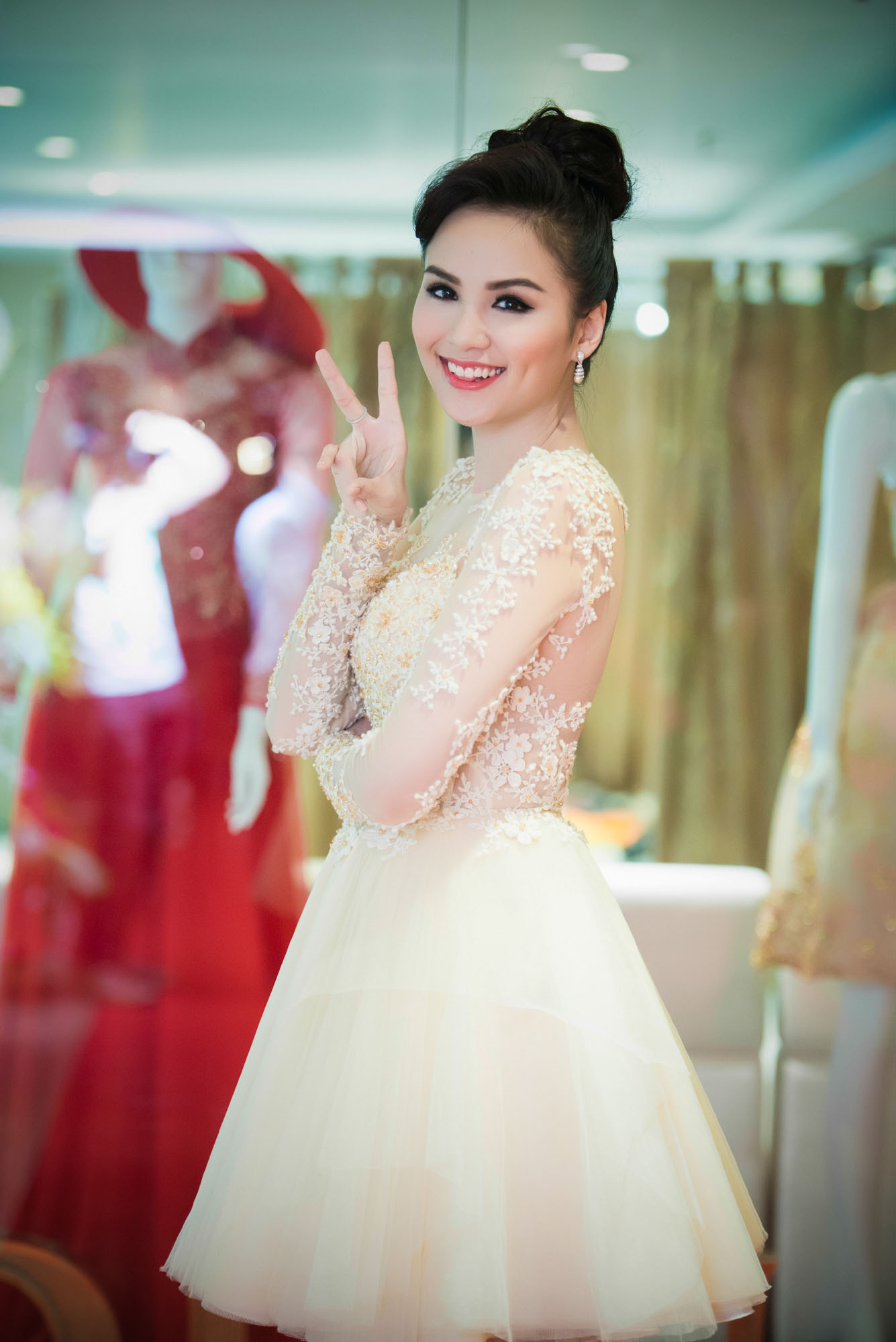  Diễm Hương diện ren trắng ngắn trẻ trung.