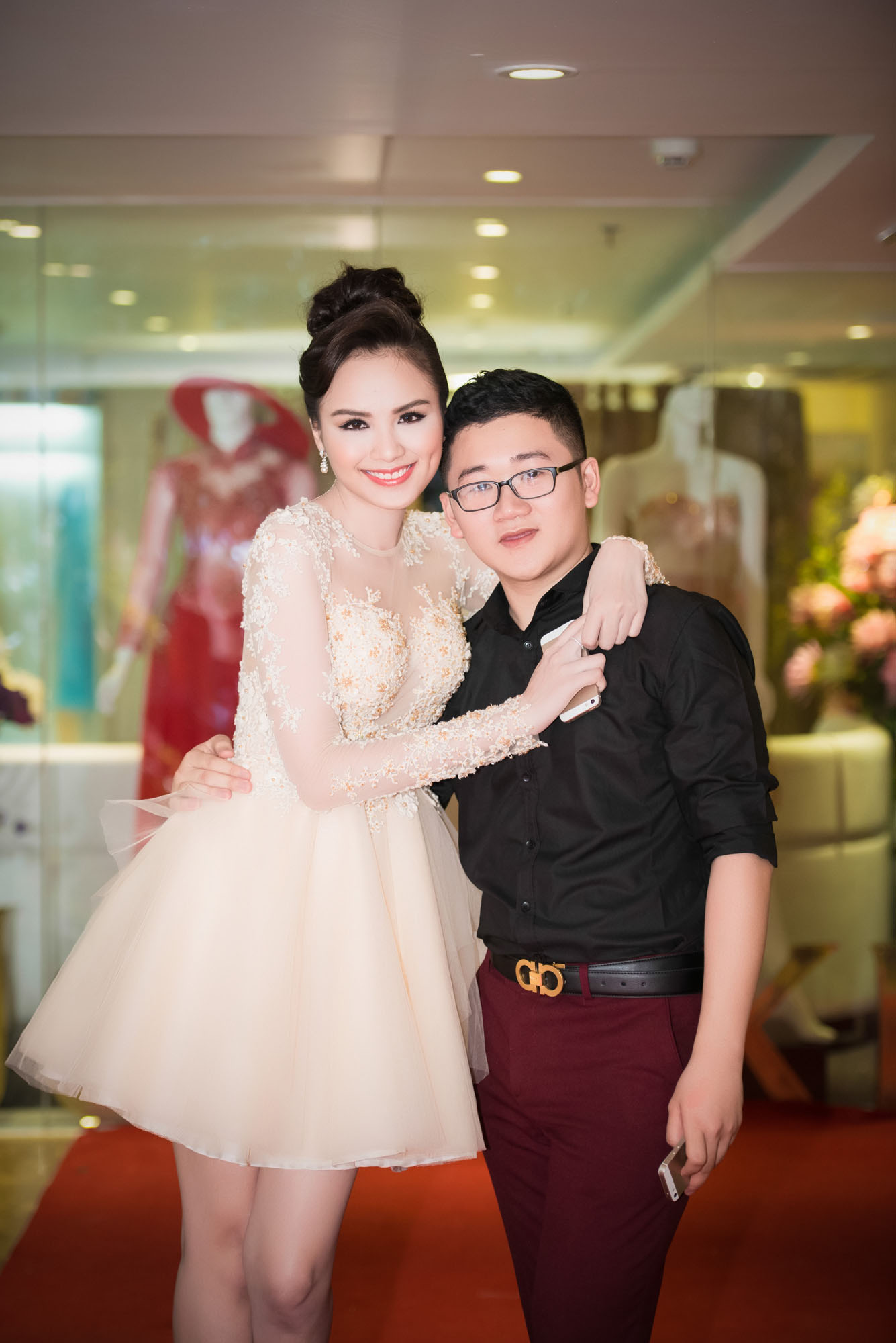  Thời gian qua, Diễm Hương g&acirc;y nhiều bất b&igrave;nh trong dư luận về việc n&oacute;i dối t&igrave;nh trạng h&ocirc;n nh&acirc;n để dự thi Hoa hậu Ho&agrave;n vũ 2012. Cục Nghệ thuật Biểu diễn từng ban h&agrave;nh c&ocirc;ng văn tạm dừng cấp ph&eacute;p cho c&ocirc; tham gia biểu diễn nghệ thuật. Sau đ&oacute;, c&ocirc;ng văn được b&atilde;i bỏ v&agrave; Diễm Hương tiếp tục tham gia c&aacute;c hoạt động của l&agrave;ng giải tr&iacute;. Đồng thời, ban tổ chức Hoa hậu Thế giới Người Việt quyết định kh&ocirc;ng tước vương miện của người đẹp.