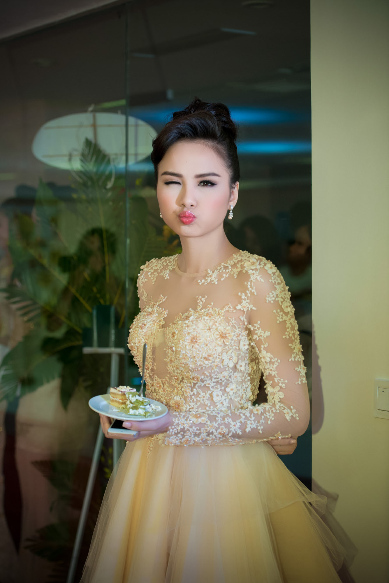  Thời gian qua, Diễm Hương g&acirc;y nhiều bất b&igrave;nh trong dư luận về việc n&oacute;i dối t&igrave;nh trạng h&ocirc;n nh&acirc;n để dự thi Hoa hậu Ho&agrave;n vũ 2012. Cục Nghệ thuật Biểu diễn từng ban h&agrave;nh c&ocirc;ng văn tạm dừng cấp ph&eacute;p cho c&ocirc; tham gia biểu diễn nghệ thuật. Sau đ&oacute;, c&ocirc;ng văn được b&atilde;i bỏ v&agrave; Diễm Hương tiếp tục tham gia c&aacute;c hoạt động của l&agrave;ng giải tr&iacute;. Đồng thời, ban tổ chức Hoa hậu Thế giới Người Việt quyết định kh&ocirc;ng tước vương miện của người đẹp.