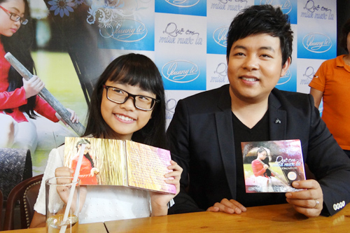 Phương Mỹ Chi c&ugrave;ng với ca sĩ Quang L&ecirc; trong buổi ra mắt album đầu tay (Ảnh: Thanh Ni&ecirc;n)