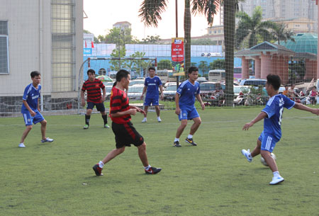 Một pha tranh b&oacute;ng trong trận chung kết giữa Văn ph&ograve;ng Bộ GTVT v&agrave; Ban PMU 2&nbsp;