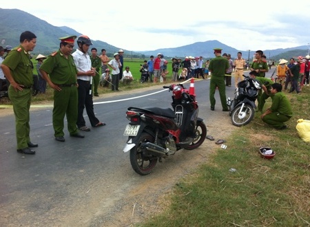 C&ocirc;ng an huyện Nghĩa H&agrave;nh đang kh&aacute;m nghiệm hiện trường.