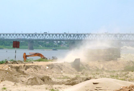 &Ocirc; t&ocirc; tải chở c&aacute;t, bụi mịt m&ugrave; tr&ecirc;n con đường nhỏ dọc m&eacute;p bờ s&ocirc;ng Hồng