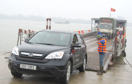 Ph&agrave; một lưỡi vượt s&ocirc;ng Hồng tại huyện Kho&aacute;i Ch&acirc;u, Hưng Y&ecirc;n