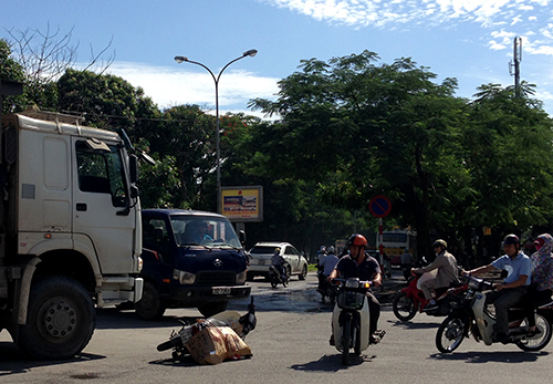 Sau khi xảy ra tai nạn, c&oacute; nhiều vệt m&aacute;u tr&ecirc;n kiện h&agrave;ng đằng sau đu&ocirc;i xe m&aacute;y.