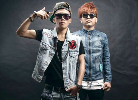 Ca sĩ trẻ Yanbi (phải) v&agrave; Mr.T