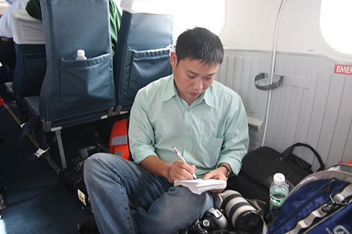 Tác giả tác nghiệp trên máy bay