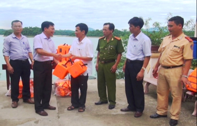Ban ATGT tỉnh Thanh H&oacute;a đang trao tặng phao cứu sinh v&agrave; dụng cụ nổi cho c&aacute;c chủ phương tiện tại Vườn Quốc Gia Bến En