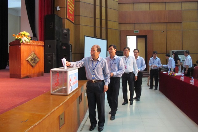 C&aacute;n bộ, giảng vi&ecirc;n v&agrave; sinh vi&ecirc;n trường ĐH GTVT đ&atilde; đ&oacute;ng g&oacute;p v&agrave;o quỹ &ldquo;Chung tay v&igrave; biển đảo qu&ecirc; hương&rdquo;