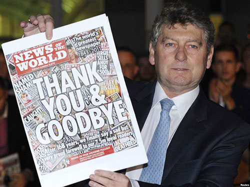 Colin Myler - bi&ecirc;n tập vi&ecirc;n của News of the World cầm tr&ecirc;n tay số b&aacute;o cuối c&ugrave;ng