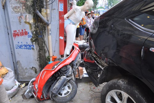 Đ&acirc;m n&aacute;t chiếc xe m&aacute;y Attila đang dựng tr&ecirc;n vỉa h&egrave;