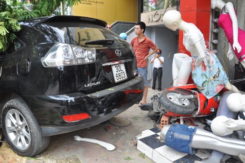 Một cửa h&agrave;ng b&aacute;n quần &aacute;o bị hư hỏng nặng