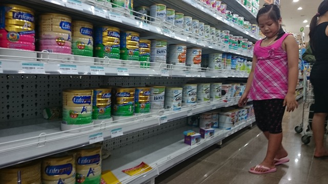 S&aacute;ng 21/6, tại si&ecirc;u thị Ocean Mart, nhiều sản phẩm sữa Enfamil, Abbott... thuộc danh s&aacute;ch &aacute;p gi&aacute; trần đ&atilde; biến mất khỏi quầy kệ