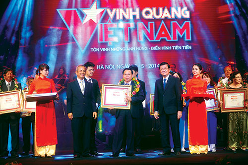 Chủ tịch nước Trương Tấn Sang v&agrave; Chủ tịch Tổng Li&ecirc;n đo&agrave;n Lao động Việt Nam Đặng Ngọc T&ugrave;ng trao Kỷ niệm chương cho &ocirc;ng Lại Văn Qu&aacute;n