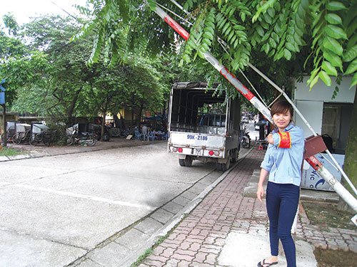 Nữ c&ocirc;ng nh&acirc;n Thanh Hằng tại chốt g&aacute;c chắn Km 29+500