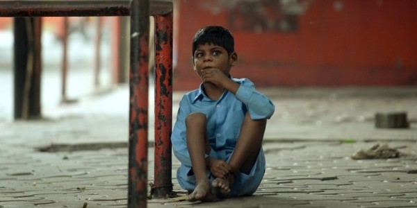 Ngo&agrave;i bệnh bại liệt, Lakhan c&ograve;n bị điếc v&agrave; c&acirc;m