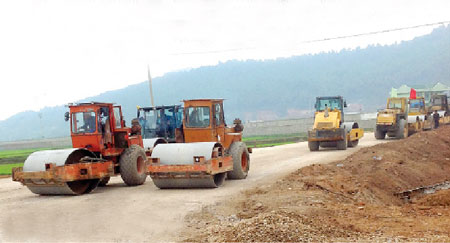 Lượng thiết bị &ldquo;si&ecirc;u khủng&rdquo; được huy động thi c&ocirc;ng 750m đường trong 7 ng&agrave;y&nbsp;