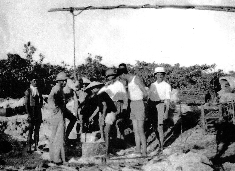  Người Việt Nam đ&agrave;o giếng nước ngọt tr&ecirc;n đảo Ho&agrave;ng Sa (1938)