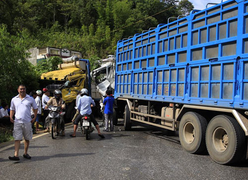 Xe mang biển Sơn La nằm chắn ngang Quốc lộ 6.