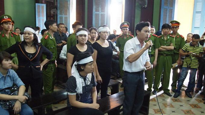 Đại diện gia đ&igrave;nh bị hại kh&ocirc;ng chịu rời ph&ograve;ng xử d&ugrave; HĐXX tuy&ecirc;n ho&atilde;n phi&ecirc;n t&ograve;a (Ảnh: Tuổi trẻ)